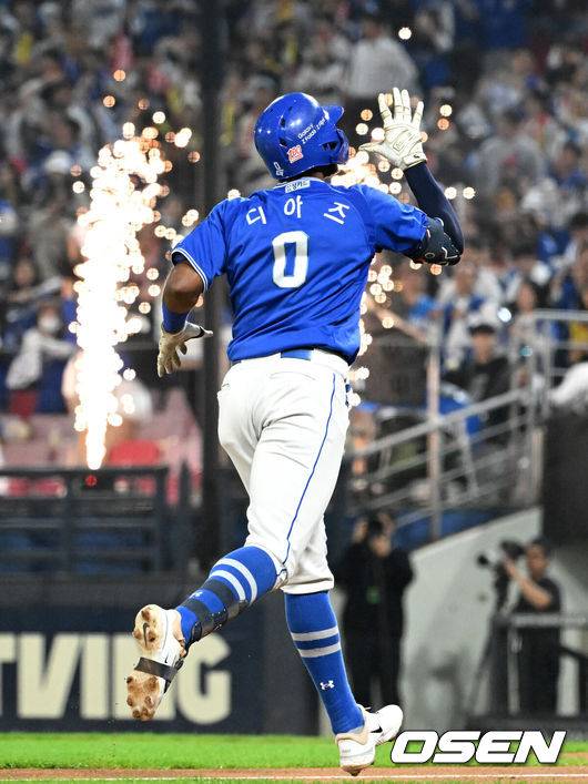 [OSEN=광주, 이대선 기자] 28일 광주 기아챔피언스필드에서 2024 신한 SOL뱅크 KBO 한국시리즈 5차전 KIA 타이거즈와 삼성 라이온즈의 경기가 열렸다.KIA는 양현종, 삼성은 이승현을 선발 투수로 내세웠다.1회초 2사 1루에서 삼성 디아즈가 우월 투런 홈런을 치고 그라운드를 돌고 있다. 2024.10.28 / sunday@osen.co.kr