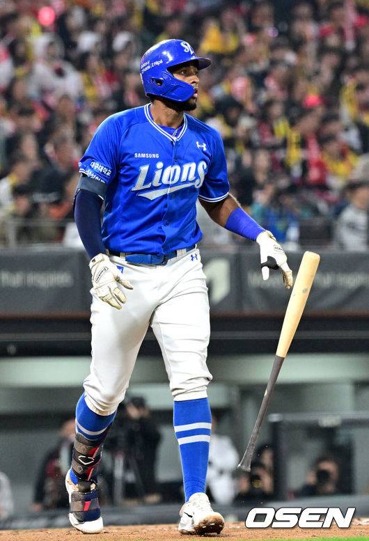 [OSEN=광주, 최규한 기자] 28일 광주 기아챔피언스필드에서 ‘2024 신한 SOL뱅크 KBO 한국시리즈’ 5차전 KIA 타이거즈와 삼성 라이온즈의 경기가 열렸다.KIA는 양현종, 삼성은 이승현를 선발 투수로 내세웠다.3회초 2사 1루 상황 삼성 디아즈가 달아나는 우월 투런포를 날리고 타구를 바라보고 있다. 연타석 홈런. 2024.10.28 / dreamer@osen.co.kr