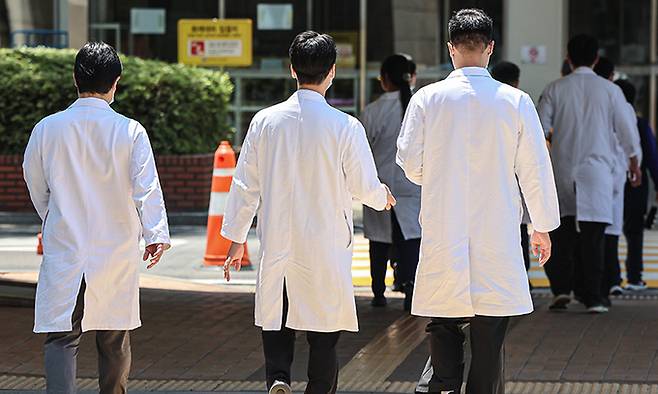 서울 시내 한 대학병원에서 의료진이 발걸음을 옮기고 있다. 뉴스1