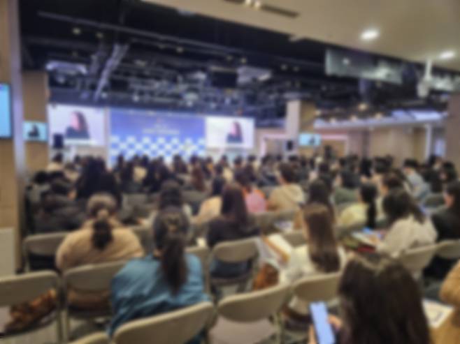 7일 서울 서초구 반포동의 한 영어 유아학원에서 내년도 입학설명회를 진행하고 있다. 이날 설명회를 듣기 위해 200여명의 학부모가 참석했다. 이진우 기자