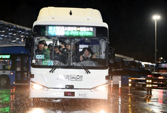 26일 ‘새벽동행 자율주행버스’ A160 버스가 서울 도봉구 도봉산역 광역환승센터에서 영등포역 방면으로 출발하고 있다. 연합뉴스