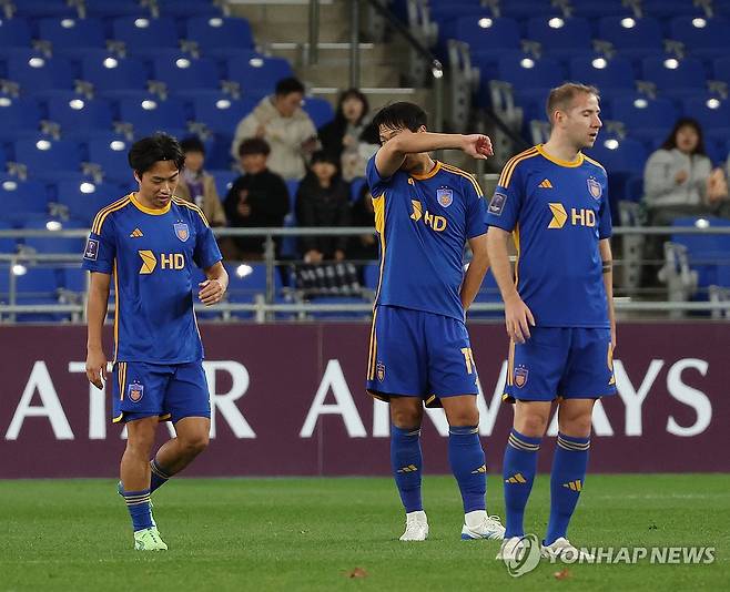 두 골째 실점한 울산 HD (울산=연합뉴스) 김용태 기자 = 26일 울산 문수축구경기장에서 열린 아시아축구연맹(AFC) 챔피언스리그(ACL) 엘리트(ACLE) 울산 HD와 중국 상하이 하이강의 경기에서 상하이에 두 번째 골을 실점한 울산 선수들이 아쉬워하고 있다. 2024.11.26 yongtae@yna.co.kr