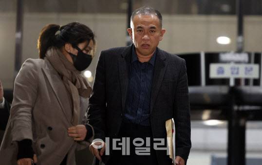 명태균 씨가 지난 8일 경남 창원시 성산구 창원지방검찰청(창원지검)에서 나오고 있다. (사진=연합뉴스)