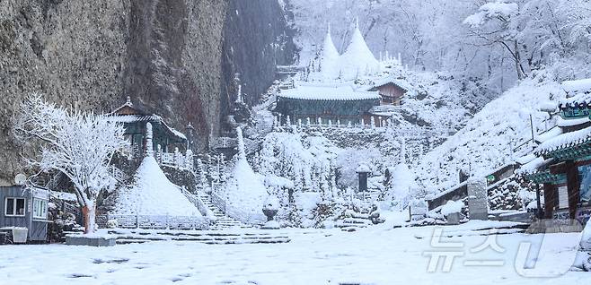 27일 오전 전북자치도 진안군에 15㎝ 이상의 첫눈이 내린 가운데 마이산 탑사에 소복이 눈이 쌓여 있다.(진안군 제공)2024.11.27/뉴스1 ⓒ News1 김동규 기자