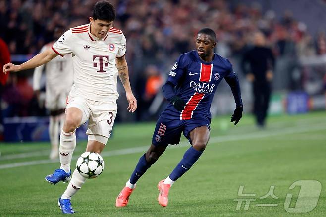 김민재(왼쪽)가 27일(한국시간) 열린 2024-25 UEFA 챔피언스리그 PSG전에서 전반 38분 결승골을 터뜨려 바이에른 뮌헨의 1-0 승리를 이끌었다. ⓒ AFP=뉴스1