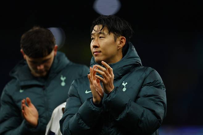 토트넘이 손흥민의 계약을 1년 연장할 수 있는 조항이 있기 ��문에 손흥민이 2025년부터 다른 구단과 자유롭게 협상하는 게 불가능하다는 황당한 주장이 제기됐다. 이미 토트넘이 1년 연장 조항을 발동했을 수도 있다는 정보도 등장했다. <저작권자(c) 연합뉴스, 무단 전재-재배포, AI 학습 및 활용 금지>