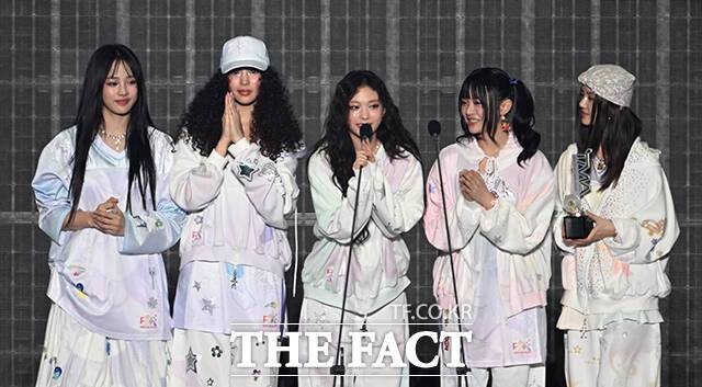 그룹 뉴진스 소속사 어도어가 아일릿 소속사 빌리프랩에 공식적으로 항의했다. 사진은 지난 9월 열린 '2024 더팩트 뮤직 어워즈'에서 수상하는 모습. /이새롬 기자