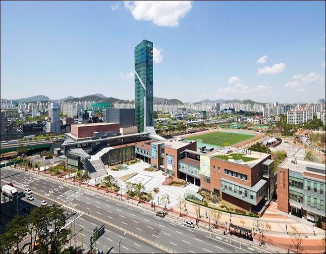 용인시 하수도사업소가 단순한 전력 사용 계약 변경만으로 예산을 절감해 눈길을 끈다. 하수처리시설인 용인 수지 레스피아 전경. 용인시 제공