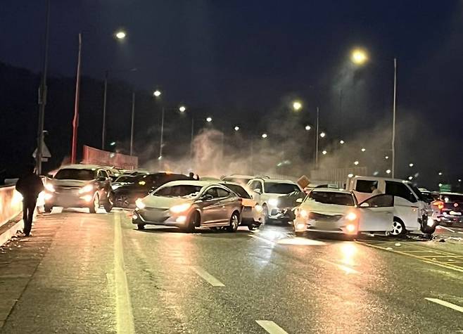 27일 오후 강원 원주 한 도로에서 53대 간 추돌사고가 발생해 7명이 가벼운 상처를 입었다. / 독자 제공