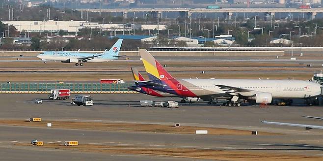 인천국제공항 계류장에 대한항공과 아시아나 비행기들이 계류해 있다./뉴스1