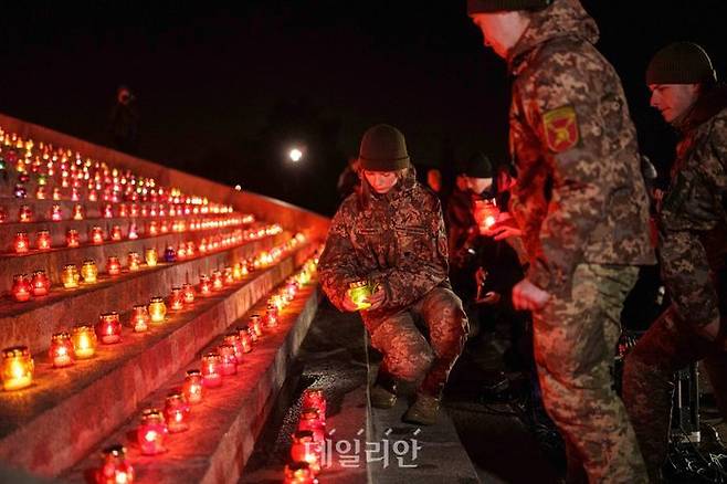 우크라이나 키이우에서 러시아의 우크라이나 침공 1000일을 맞아 전몰자 추모식이 열려 우크라이나 군인들이 촛불을 밝히고 있다(자료사진). ⓒAP뉴시스