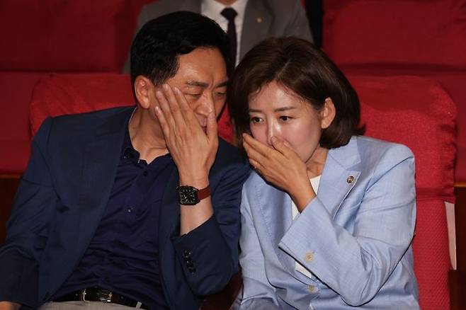 나경원 국민의힘 의원과 김기현 의원이 지난 7월 11일 의원회관에서 열린 투게더포럼에 참석해 이야기를 나누고 있다(자료사진). ⓒ뉴시스