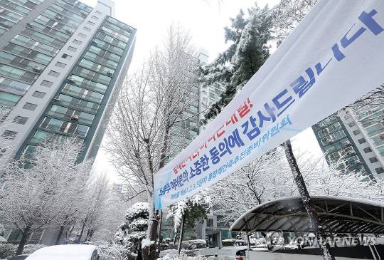 '1기 신도시 정비 선도지구 선정 결과'가 발표된 27일 오후 경기도 고양시 백송마을 1단지에 재건축 동의에 감사하는 플래카드가 걸려 있다.  연합뉴스