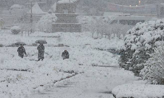 서울 등 중부지방에 대설특보가 발효된 27일 오후 서울 여의도 국회에 많은 눈이 내리고 있다. 윤운식 선임기자 yws@hani.co.kr