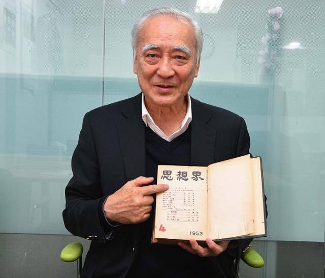 장호권 장준하기념사업회 회장이 지난 25일 서울 영등포구 장준하기념사업회 사무실에서 1950~60년대 대표적 지식 공론장 역할을 하다 폐간된 잡지 '사상계'를 들어보이고 있다. 류기찬 인턴기자