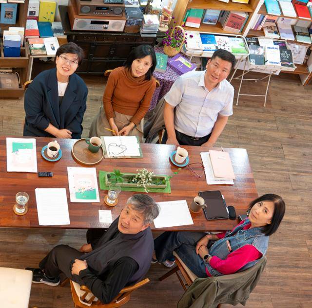 권명숙 서산시농업기술센터 농업지원과장(위쪽 맨 왼쪽부터 시계방향), 서임숙 북카페 지상의양식 대표, 이수훈 서산시농업기술센터 농업교육팀장 , 임혜숙 귀농인의집 공동운영자 , 주태관 귀농인의집 공동운영자가 지난 10월 14일 서산 북카페 지상의양식에서 인터뷰하고 있다.