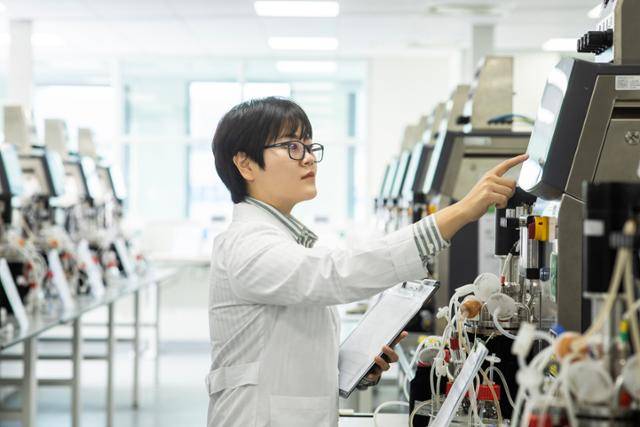 인천 송도 삼성바이오에피스 연구실에서 한 직원이 실험 장비를 사용하고 있다. 삼성바이오에피스 제공