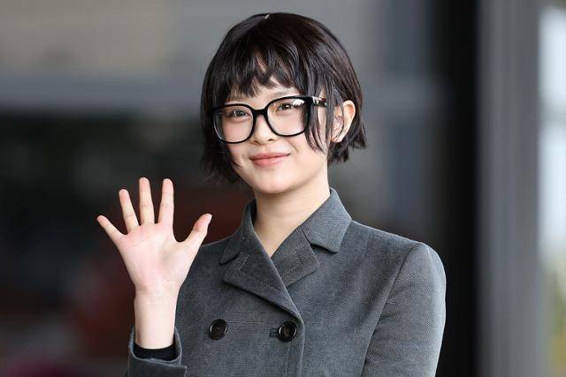 그룹 뉴진스의 소속사 어도어가 빌리프랩에 공개적으로 사과를 요구했다. 뉴스1