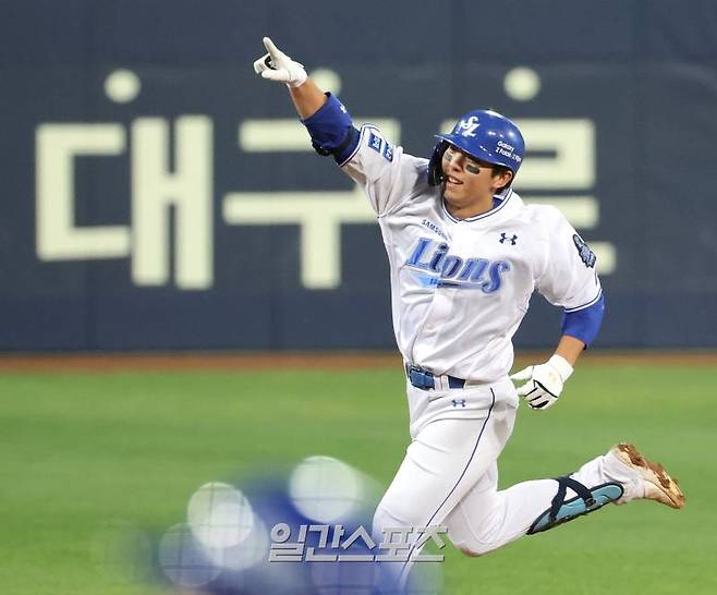 2024 프로야구 KBO 포스트시즌 삼성라이온즈와 LG트윈스의 플레이오프(PO) 2차전 경기가 15일 오후 대구삼성라이온즈파크에서 열렸다. 2회말 2사 김영웅이 솔로홈런을 치고 환호하며 베이스를 돌고 있다. 대구=김민규 기자 mgkim1@edaily.co.kr /2024.10.15/