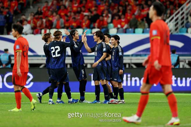 일본 축구대표팀 선수들이 중국전에서 골을 넣은 뒤 기뻐하고 있다. 사진=게티이미지