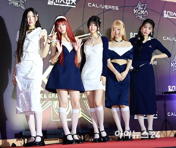 그룹 뉴진스가 16일 인천의 한 공연장에서 열린 '제1회 코리아 그랜드 뮤직 어워즈(2024 KGMA)'에 참석해 포토타임을 갖고 있다. [사진=정소희 기자]