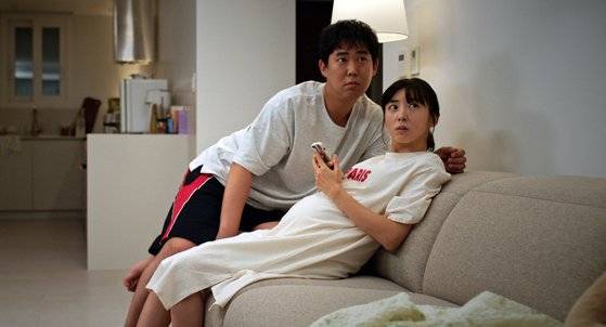 영화 ‘딜리버리’(20일 개봉)는 아이를 가지는 것이 지상 최대의 목표인 금수저 부부 우희(권소현), 귀남(김영민)과 계획에 없던 임신을 하게 된 백수 커플 미자(권소현, 사진 오른쪽), 달수(강태우, 사진 왼쪽)의 문제적 거래를 그린 소동극이다. 사진 마노엔터테인먼트