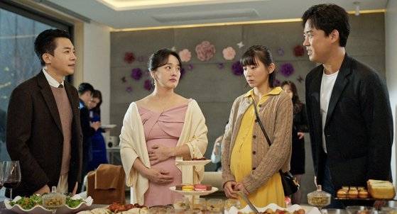 영화 ‘딜리버리’(20일 개봉)에서 금수저 우희(권소현, 왼쪽 두번째)는 딸이 철들길 바라는 아버지(명계남)의 유산 상속 조건에 맞춰 산부인과 의사인 남편 귀남(김영민, 맨왼쪽)과 짜고 임신한 척 위장한다. 백수 미자(권소현, 오른쪽 두번째) 달수(강태우, 맨오른쪽) 커플이 임신한 아기를 출산하면 자신의 아기로 바꿔치기하려는 속셈이다. 사진 마노엔터테인먼트