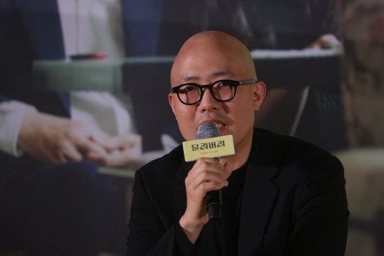 영화 '딜리버리' 장민준 감독이 지난 11일 서울 용산구 CGV용산점에서 열린 영화 '딜리버리' 시사회 및 기자간담회에서 인사말을 하고 있다. 2024.11.11   ryousanta@yna.co.kr (끝)  〈저작권자(c) 연합뉴스, 무단 전재-재배포, AI 학습 및 활용 금지〉