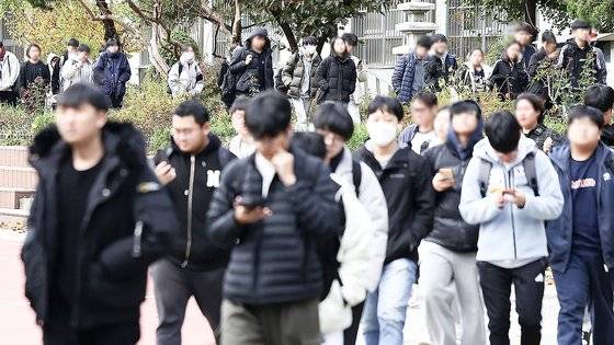 2025학년도 가톨릭대학교 의예과 수시 논술고사가 열린 지난 17일 서울 서초구 서운중학교에서 시험을 마친 수험생들이 교문을 나서고 있다. 연합뉴스