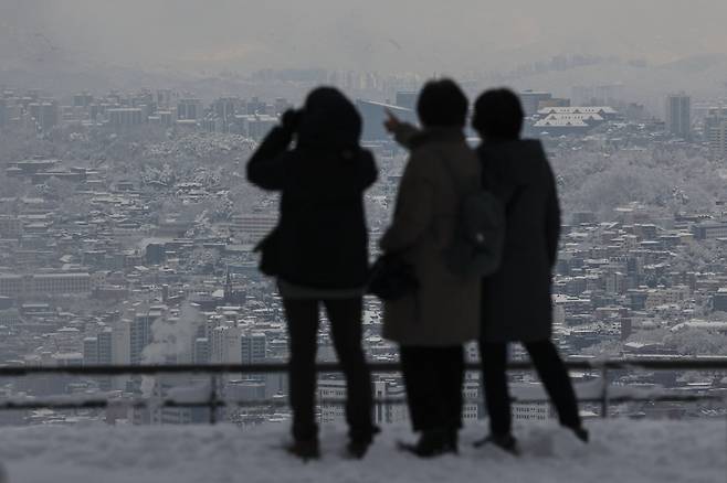 서울과 수도권 일대 대설특보가 발효된 27일 서울 중구 남산에서 바라본 서울 도심이 눈으로 하얗게 덮여있다.