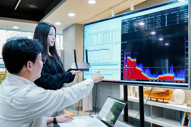 SK브로드밴드 직원들이 차세대 가정용 와이파이7 공유기 성능을 검증하고 있다.   SK브로드밴드 제공