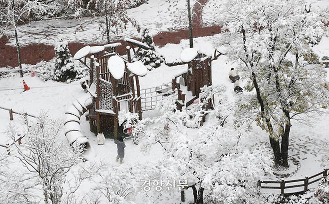 27일 서울 서대문구의 한 아파트단지 놀이터에서 아이들이 즐거운 시간을 보내고 있다. 권도현 기자