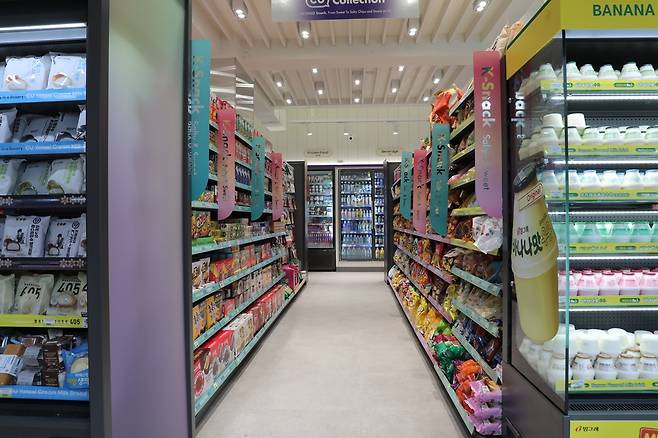 A wide selection of Korean snacks, drinks and ready-to-eat meals is displayed. (BGF Retail)