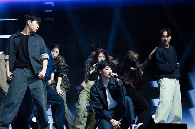 Jay B performs ″Crash″ during a showcase on Nov. 27 at Yes 24 Live Hall in Gwangjin District, eastern Seoul. [DANIELA GONZALEZ PEREZ]