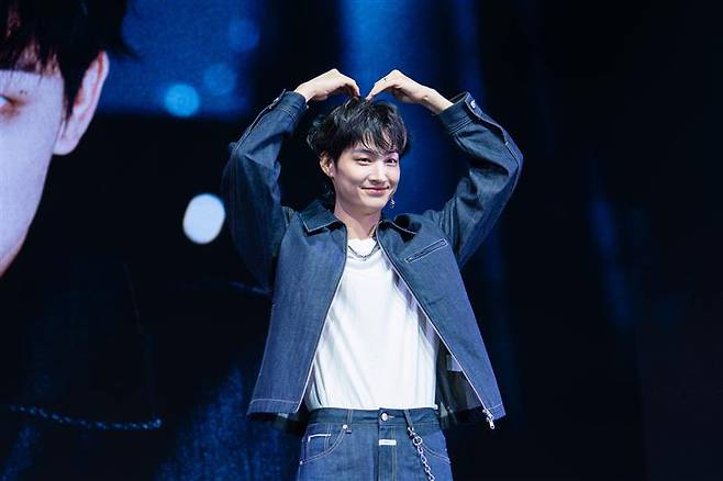 Jay B poses for a photo at a showcase on Nov. 27 at Yes 24 Live Hall in Gwangjin District, eastern Seoul. [DANIELA GONZALEZ PEREZ]