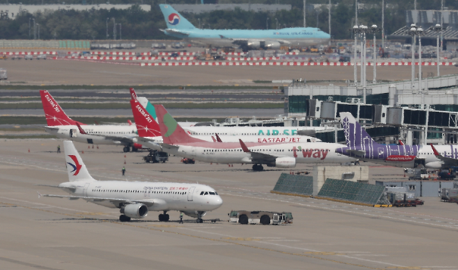 &nbsp;인천국제공항 계류장에 저비용항공사(LCC) 항공기들이 서있다. 연합뉴스&nbsp;
