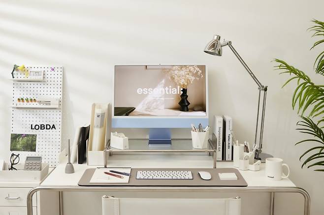 데스크테리어 연출컷. 모나미