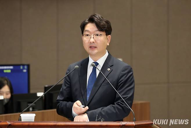 충남도의회 구형서 의원이 27일 열린 제356회 정례회 제3차 본회의에서 도정질문을 하고 있다.