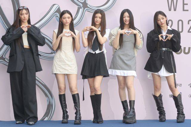 그룹 뉴진스가 지난 9월 서울 동대문디자인플라자(DDP)에서 열린 '서울 패션위크(SEOUL FASHION WEEK) 2025 S/S' YOUSER 컬렉션에 참석해 포즈를 취하고 있다. 연합뉴스