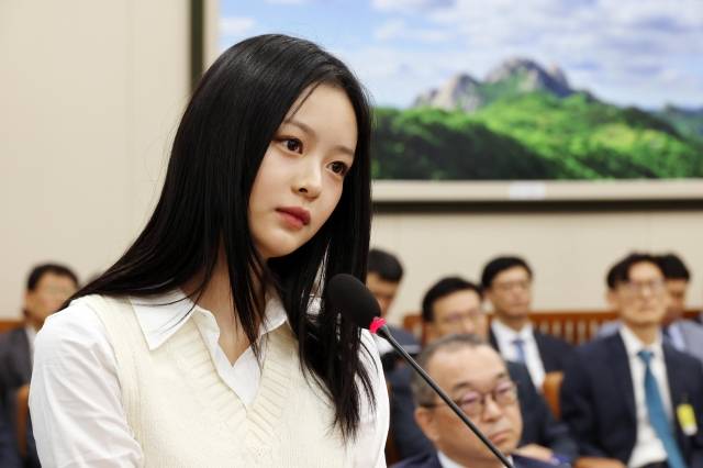 뉴진스 하니가 지난 10월 15일 서울 여의도 국회에서 열린 환경노동위원회 국정감사에 참고인으로 출석해 의원 질의를 듣고 있다. 연합뉴스