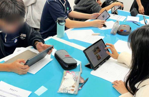 지난 8일 용인 수지구 이현중학교에서 열린 ‘이미지 생성 프로그램을 활용한 초현실주의 기법’ 대외 공개수업이 하명희 교사 주관으로 진행되고 있다. 이현중학교 제공