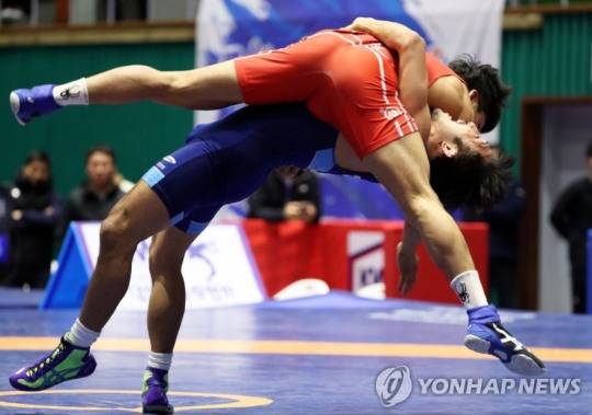 2020 도쿄올림픽 레슬링 국가대표 남자 그레코로만형 67kg급 최종선발전에서 삼성생명의 류한수(청색)가 칠곡군청 노영훈에게 공격을 성공시키며 점수를 획득하는 모습. [연합뉴스 자료사진]