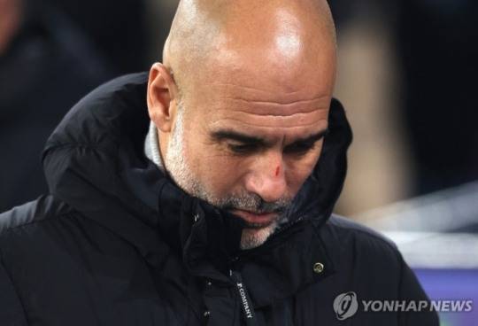 고개 숙인 과르디올라 감독