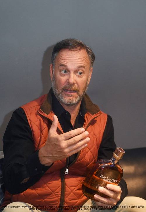 지난 12일 트레이 젤러 제퍼슨 전략 책임이 매일경제와 만나 인터뷰하고 있다.  페르노리카