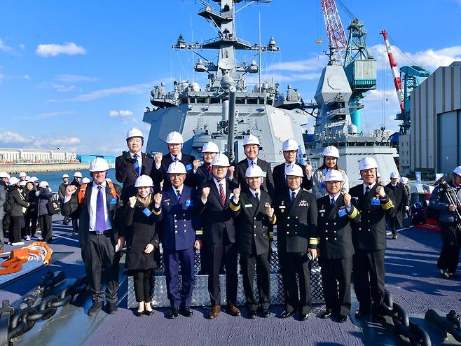27일 울산 HD현대조선소에서 열린 정조대왕급 구축함 인도 서명식에 이례적으로 주한 외교사절 20여 명이 참석해 기념촬영을 하고 있다.  HD현대중공업