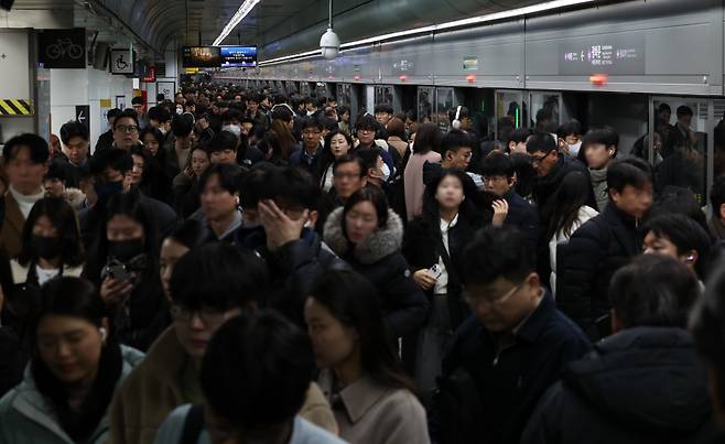 서울에 대설특보가 발효된 27일 오전 서울 종로구 지하철 5호선 광화문역이 시민들로 붐비고 있다 /사진=뉴시스