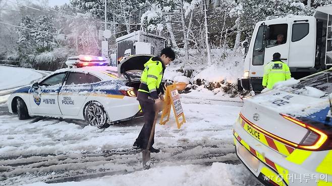 27일 오전 7시35분쯤 서울 종로구 북악산과 인왕산 갈림길 도로에서 경찰들이 차량을 통제하고 있다./사진=이찬종 기자