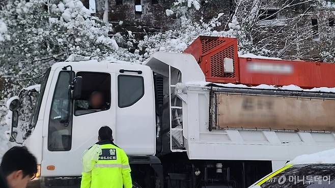 순찰차를 뒤로 차량 3대가 따라오자 차량에서 내린 경찰관들이 도로를 우회해서 가라고 안내했다. 경찰관의 설명을 들은 시민들은 별다른 내색 없이 차량을 돌렸다./사진=이찬종 기자