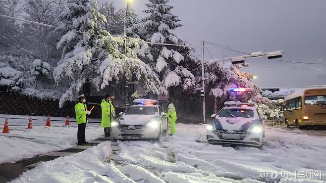 서울경찰청은 이날 오전 6시 '교통을호비상'을 발령했다. 을호비상은 갑호비상에 이어 두 번째로 높은 단계로 재난 등이 발생해 치안 질서가 혼란해지거나 그 징후가 예견될 때 소속 경찰관의 절반이 비상 근무에 들어가는 것을 말한다. 통제 현장은 성인 발목까지 쌓인 눈에 비까지 내려 걸음을 옮기는 것조차 힘이 들었다./사진=이찬종 기자
