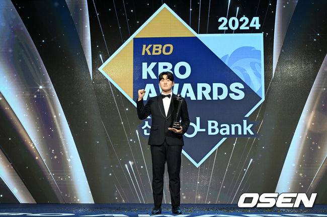 [OSEN=조은정 기자] 2024 신한 SOL뱅크 KBO 시상식이 26일 오후 서울 송파구 롯데호텔 월드 크리스탈볼룸에서 열렸다.이날 시상식에서는 퓨처스(2군)리그, KBO리그 투타 개인 부문별 1위 선수와 KBO 수비상에 대한 시상과 함께 정규시즌 최우수선수(MVP)와 신인상 주인공이 발표됐다.신인상을 수상한 두산 김택연이 포즈를 취하고 있다. 2024.11.26 /
